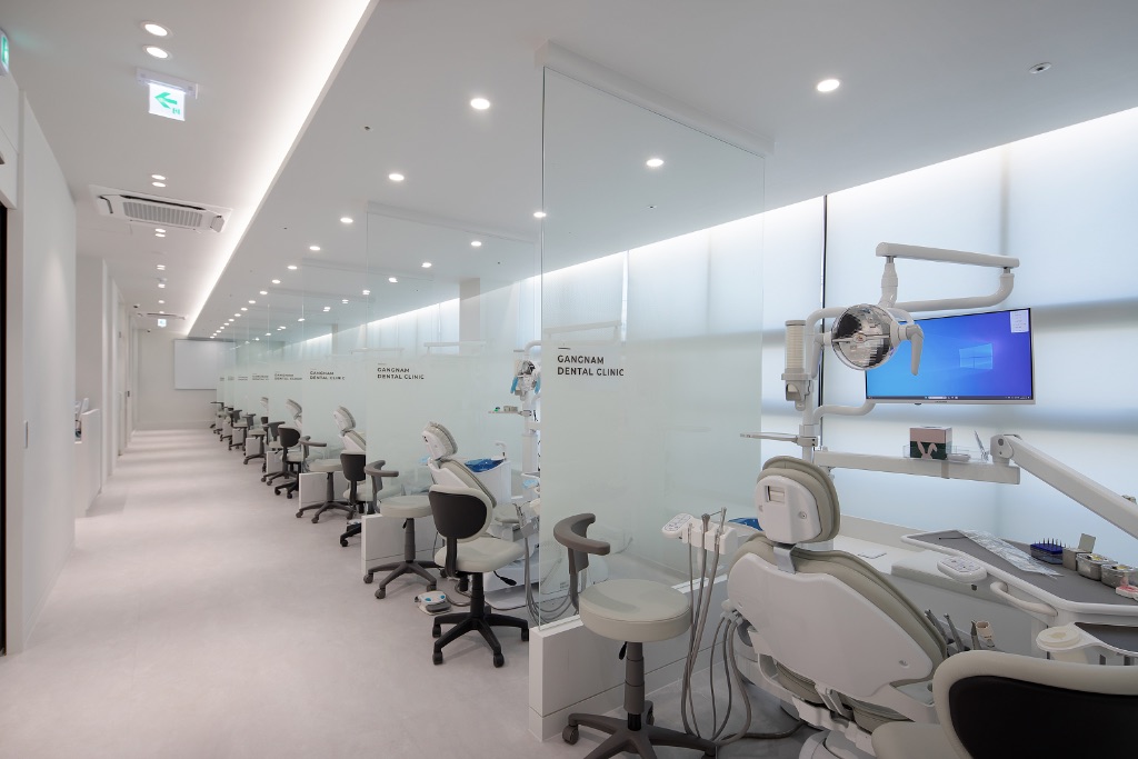 강남치과의원 진료실 - 유리 파티션 개별 진료 공간