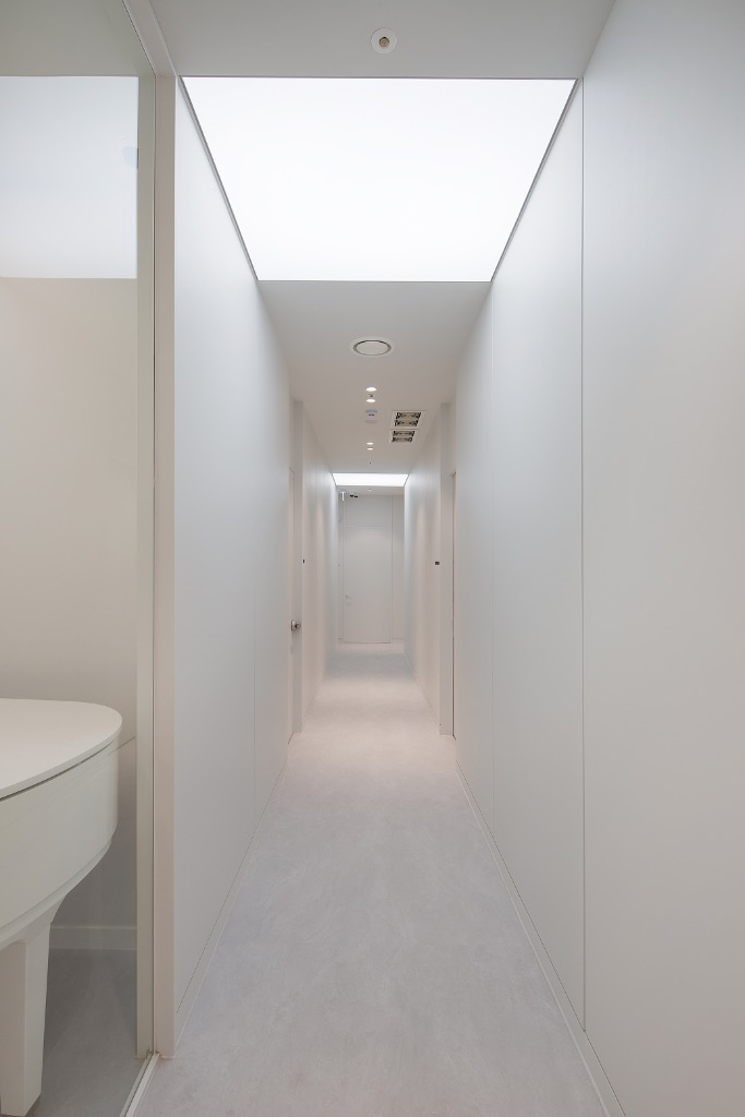 강남치과의원 수술실 복도 - 밝고 청결한 환경