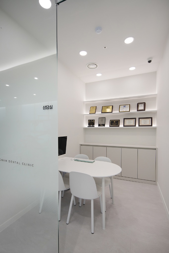 강남치과의원 상담실 - 전문의 인증서와 상담 공간