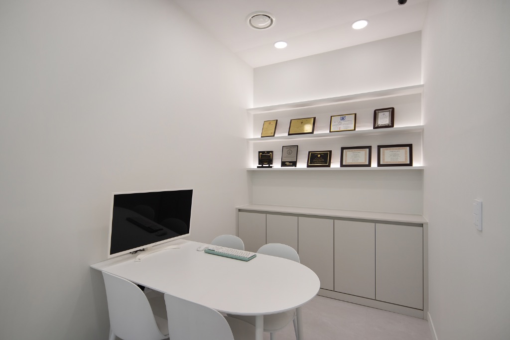 강남치과의원 상담실 - 전문의 상담 공간